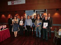 v.l.n.r.: Hr. Graff (Arla), Fr. Schückler (rheinland-pfälzische Milchkönigin), Hr. Eichten, Hr. Scheppe, Hr. Kessler-Altendorf, Hr. Schmitz, Hr. Winkelmann, Hr. Diederichs, Hr. Klasen, Hr. Hoffmann (ausgezeichnete Landwirte), dahinter: Hr. Hornberger (MULEWF), Hr. Land (Arla), Hr. Horper (Milag). Auch ausgezeichnet, aber nicht auf dem Bild: Hr. Thielen und Hr. Schifferings.