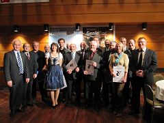 v.l.n.r.: Hr. Sehn (Hochwald), Hr. Ehrmanntraut (Landesvereinigung der Milchwirtschaft des Saarlandes e.V.), Hr. Becker (ausgezeichneter Landwirt), Hr. Fontaine (Landesvereinigung der Milchwirtschaft des Saarlandes), Fr. Schückler (amtierende rheinland-pfälzische Milchkönigin), Hr. Fontaine (ausgezeichneter Landwirt), Hr. Streit (Hochwald), Hr. Eiden, Hr. Bissbort, Hr. Bechel, Hr. Rodermann (verdeckt) (ausgezeichnete Landwirte), Hr. Hornberger (MULEWF), Hr. Wacht, Fr. Aller, Hr. Mohr (ausgezeichnete Landwirte), Hr. Stuck (Hochwald), dahinter: Hr. Horper (Milag). Auch ausgezeichnet, aber nicht auf dem Bild: Hr. Zens.