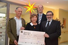 Christiane Höhn-Erbelding dankt (v. l.) Johannes Tilmann, Dr. Norbert Wirtz und Werner Küstner für die Spende an das Eugenie Michels Hospiz (Bild: Diakon Benedikt Schöfferle).