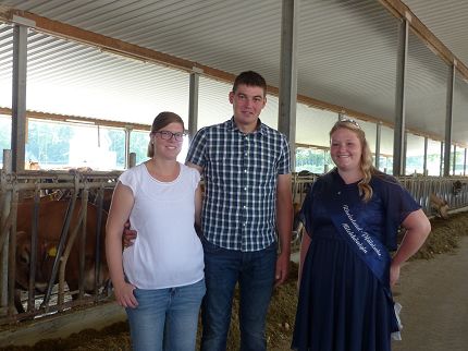Milchkönigin Katharina mit Annika und Hans-Christoph Gill auf dem Weidenhof in Bodenheim (2018).