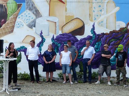 Ernährungsministerin Ulrike Höfken (links) weiht das Kunstwerk auf dem Weidenhof der Familie Gill in Bodenheim ein. Ehrengäste waren u.a. (v.l.n.r.): Präsident des Bauern- und Winzerverbandes Rheinland-Pfalz Süd e.V. Eberhard Hartelt, 4. rheinland-pfälzische Milchkönigin Katharina Weber, Annika und Hans-Christoph Gill, Milag-Vorsitzender Michael Horper, die Künstler Zeso und Carl Kenz.