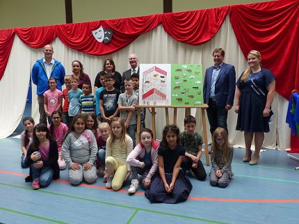 Die Klasse 3c der Kottenschule in Kaiserslautern ist stolz auf ihr Gewinnerposter. Mit ihnen freuen sich (v.r.n.l.): Milchkönigin Katharina, Eberhard Hartelt (Präsident des Bauern- und Winzerverbandes Rheinland-Pfalz Süd e.V.), Joachim Färber (Beigeordneter der Stadt Kaiserslautern), Klassenlehrerin Claudia Albert, Schulsozialarbeiterin Katja Rumpf (SOS Kinderdorf Kaiserslautern) und Dr. Norbert Wirtz (Geschäftsführer Milag).