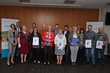 10 Landwirte der Arla Foods Deutschland GmbH wurden aufgrund hervorragender Milchqualität geehrt. Die Preise überreichten Milchreferentin Katharina Gaugler (Ministerium für Wirtschaft, Verkehr, Landwirtschaft und Weinbau; ganz links), Milag-Vorsitzender Michael Horper (2.v.l.) und die 4. Rheinland-Pfälzische Milchkönigin Katharina Weber (3.v.l.). Die ersten Gratulanten kamen aus den Reihen der Arla: Frank Marienfeld (4.v.r.) und Ignaz Hontheim (7.v.r.). (Foto Schulte)