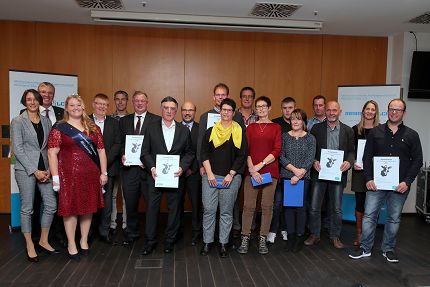 10 Landwirte der Hochwald Foods GmbH wurden aufgrund hervorragender Milchqualität geehrt (8 aus RLP, 2 aus dem Saarland). Die Preise überreichten Milchreferentin Katharina Gaugler (Ministerium für Wirtschaft, Verkehr, Landwirtschaft und Weinbau; ganz links), Milag-Vorsitzender Michael Horper (2.v.l.), Vorsitzender der LVMS Klaus Fontaine (8.v.l.) und die 4. Rheinland-Pfälzische Milchkönigin Katharina Weber (3.v.l.). Der erste Gratulant kam aus den Reihen der Hochwald: Helmut Stuck (4.v.l.). (Foto Schulte)