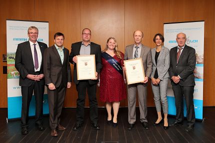 Ökonomierat Norbert Schindler (Präsident der Landwirtschaftskammer Rheinland-Pfalz) überreicht an Stefan Fiedler und Jürgen Wolf (Arla) sowie Hermann Schares (Hochwald) Kammerpreismünzen in Gold für sehr gute Leistungen bei der Sicherung der Qualität der Anlieferungsmilch. Auf dem Foto (v.l.n.r.): Michael Horper (Milag), Jürgen Wolf und Stefan Fiedler (Arla), Katharina Weber (4. Rheinland-Pfälzische Milchkönigin), Hermann Schares (Hochwald), Katharina Gaugler (Wirtschaftsministerium) und Ökonomierat Norbert Schindler (Landwirtschaftskammer). (Foto Schulte)