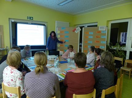 Annette Conrad (DLR Westpfalz) bespricht den Milchgehalt von 5-Tage-Speiseplänen mit den Teilnehmerinnen eines Workshops für Kitaverpflegung (Winnweiler, 2019).
