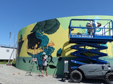 Carl KENZ (links) aus Kaiserslautern und Kram (rechts) aus Barcelona bei der Arbeit am Fahrsilo von Matthias Müller in Irmtraut.