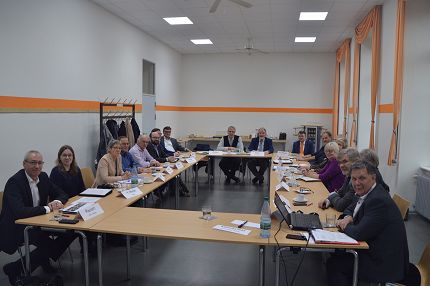 Die am Milchgespräch in Neuwied  teilnehmenden Vertreter der Bauernverbände, Molkereien, des Lebensmitteleinzelhandels, der Politik und der Verbraucher (Foto: food akademie).
