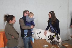 Milchkönigin Carina mit Kalb Anne und den Gastgebern des Züchtertages (Bild von H. Schulte, LWK RLP)